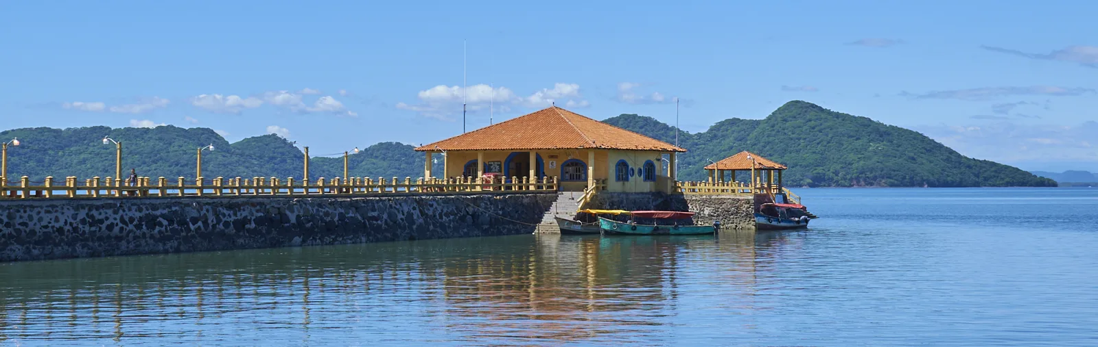 Enjoy the beach and the sea with your family in Amapala, Honduras