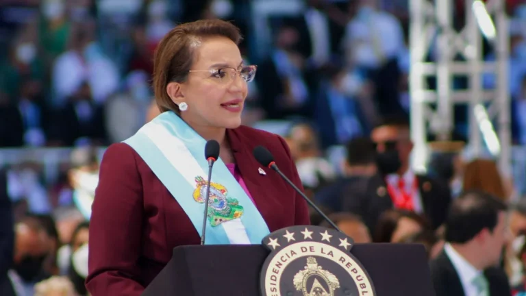 Mrs. Xiomara Castro de Zelaya goes down in history as the first President of Honduras.