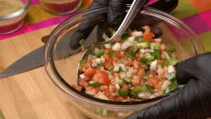 Zubereitung von Chimol oder Pico de Gallo