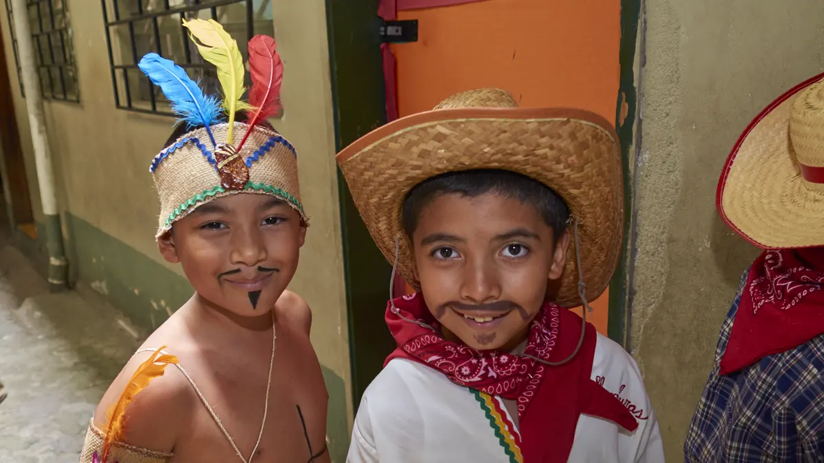 Con mucha alegría los niños celebran el día dedicado al cacique Lempira